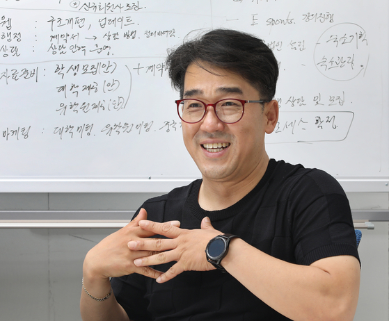 Shin Woo-young, CEO of Global Education & Services, wants to capitalize on the rising popularity of Korea by designing various programs infusing education and Korean cultural experiences for international students. [PARK SANG-MOON]