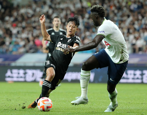 Team K League's Lee Seung-woo fights for the ball during an exhibition game against Tottenham Hotspur at Seoul World Cup Stadium in Mapo District, western Seoul on Wednesday. [NEWS1]
