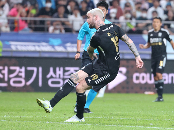 Team K League's Lars Veldwijk scores against Tottenham Hotspur in an exhibition game at Seoul World Cup Stadium in Mapo District, western Seoul on Wednesday. [YONHAP]