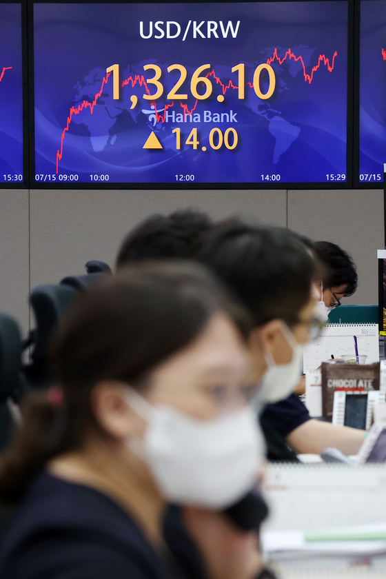 An electronic display board at Hana Bank in central Seoul shows won trading at 1,326.10 won on Friday. [NEWS1]
