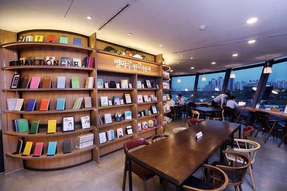 An Emart24 branch near Dongjak Bridge, southern Seoul, has a sitting area for people to have food and drinks, along with a library for visitors to enjoy. [EMART24]