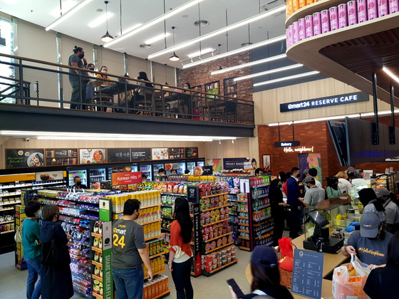 An Emart24 branch in Kuala Lumpur, Malaysia, has a eating space upstairs. [EMART24]
