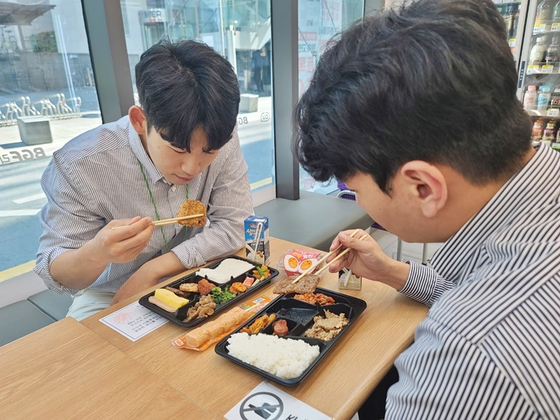 Office workers eat dosirak, or lunch boxes, at a CU branch. [BGF RETAIL]