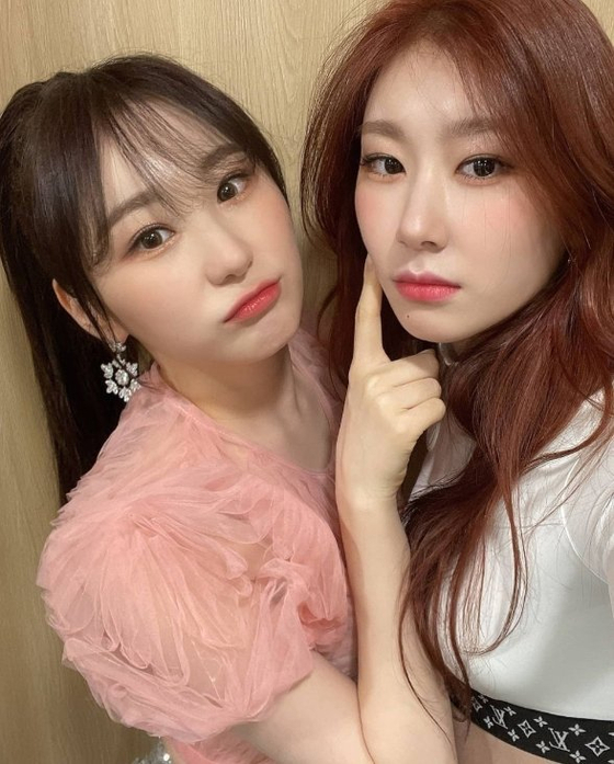 Chaeyeon, left, and Chaeryeong in an Instagram post uploaded by Chaeyeon through IZ*ONE's official Instagram account in 2021. [INSTAGRAM CAPTURE]