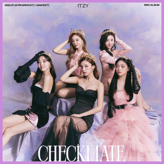 EP cover of "Checkmate" showcasing the five members of ITZY [JYP ENTERTAINMENT]