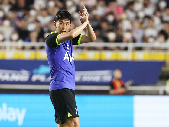 Tottenham Hotspur's Son Heung-min applauds the crowd at the end of a friendly against Sevilla at Suwon World Cup Stadium in Suwon, Gyeonggi on Saturday. [YONHAP]