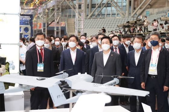 Land Minister Won Hee-ryong, center, takes a look at drones at the 2022 Korea Drone and UAM Expo held at the Gocheok Sky Dome in western Seoul on Friday. [MINISTRY OF LAND, INFRASTRUCTURE AND TRANSPORT]