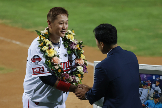 Lee Dae-ho, left, is congratulated by former Samsung Lions star Lee Seung-yuop for his retirement at the 2022 All-Star game held on Saturday at Jamsil Baseball Stadium in southern Seoul. [YONHAP]