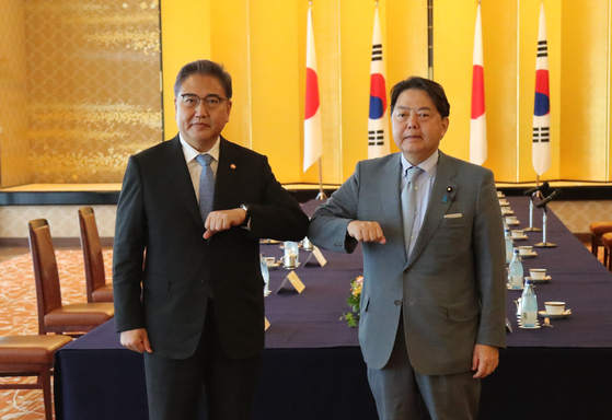 Foreign Minister Park Jin, left, meets with Japanese Foreign Minister Yoshimasa Hayashi, right, at the Ikura State House on Monday. [YONHAP] 