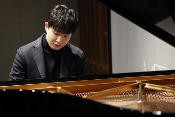 Korean pianist Sunwoo Yekwon showcases his latest album "Mozart" during a press conference in November, 2020. [YONHAP]