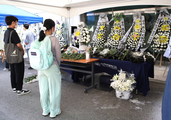 Students at Inha University in Michuhol District, central Incheon pay their respects at a memorial altar dedicated to a female classmate discovered dead on campus early Friday in a suspected case of sexual assault and murder.