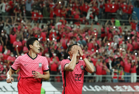 Cho Gue-sung, left, and Kwon Chang-hoon celebrate after Kwon scored a goal for Korea in a friendly against Egypt at Seoul World Cup Stadium in Mapo District, western Seoul on June 14. [YONHAP]