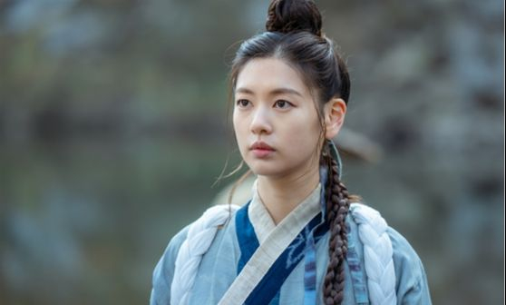 Jung So-min portrays the character of Mu-deok, a powerful sorcerer-turned-weakling in tvN drama series "Alchemy of Souls." [TVN]