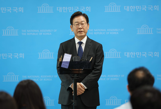 Democratic Party Rep. Lee Jae-myung announces his bid to run for the party’s chairmanship on Sunday at the National Assembly in Yeouido, western Seoul, nearly four months after losing the presidential election. [NEWS1]
