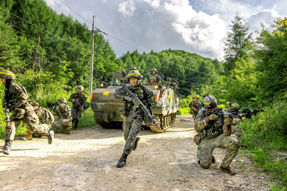 Soldiers take part in a battle simulation at the Korea Combat Training Center in Inje County, Gangwon. The Korean Army announced Monday that the drill will be extended as it is the most similar to an actual battle. [NEWS1]