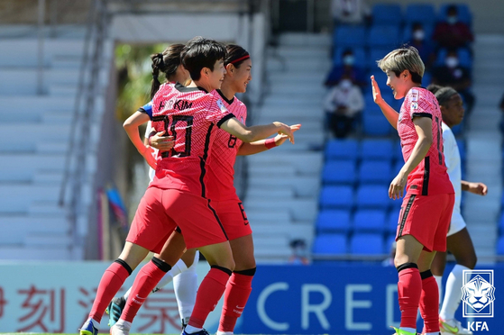 Ji So-yun, right, celebrates with her teammates after Cho So-hyun scored a goal against the Philippines in the semifinals of the 2022 AFC Women's Asian Cup in India on Feb. 3. [NEWS1]