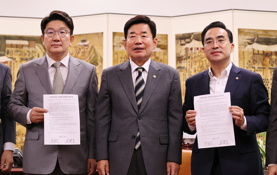 From left, People Power Party floor leader Kwon Seong-dong, National Assembly Speaker Kim Jin-pyo, and Democratic Party floor leader Park Hong-keun announce Monday an agreement to open a session of the Assembly on Wednesday. [YONHAP] 
