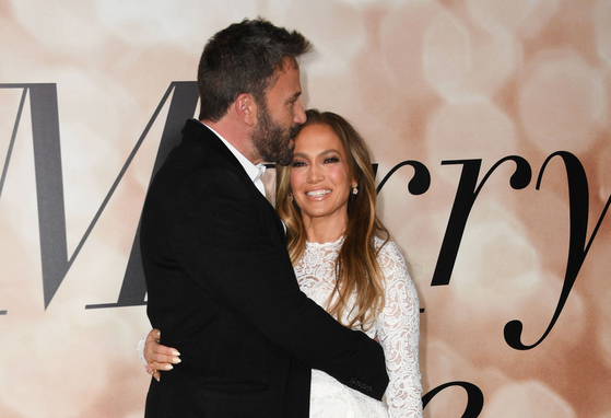 Cast member Jennifer Lopez, right, and Ben Affleck attend a photo call for a special screening of ″Marry Me″ at DGA Theater on Feb. 8, in Los Angeles. The couple have obtained a marriage license in Nevada, according to court records posted Sunday, July 17. [AFP/YONHAP]