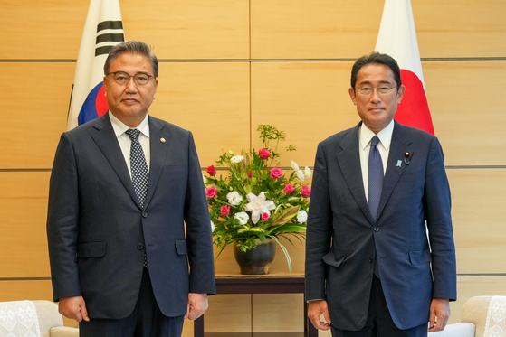 Foreign Minister Park Jin, left, with Japanese Prime Minister Fumio Kishida, right, at the residence of the prime minister in Tokyo on Tuesday. [YONHAP] 