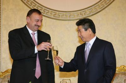President Roh Moo-hyun, right, greets Azerbaijan President Ilham Aliyev, left, during his state visit to Korea in April 2007. [BLUE HOUSE]