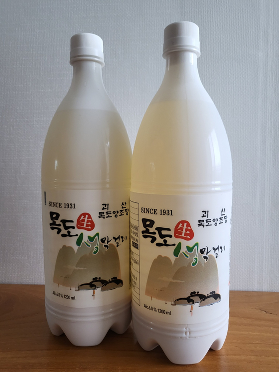 Mokdo Makgeolli comes in 1.2-liter bottles at 3,000 won ($2.30). [YIM SEUNG-HYE]