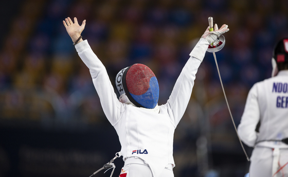 Song Se-ra reacts after winning the women's épée gold medal against Alexandra Ndolo of Germany at the Fencing World Championships in Cairo, Egypt on Monday. [EPA/YONHAP]