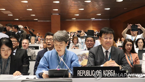 Korea's Cultural Heritage Administration chief Jung Jae-suk, center, attend a Unesco World Heritage Committee meeting in Baku on July 6, 2019, when Koera's Confucian academies, or seowon, were successfully enlisted as a Unesco World Heritage site. [CULTURAL HERITAGE ADMINISTRATION] 