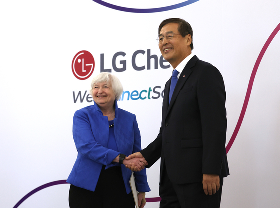 U.S. Treasury Secretary Janet Yellen shakes hands with LG Chem CEO Shin Hak-cheol at LG Science Park in Gangseo District, western Seoul Tuesday. [YONHAP]