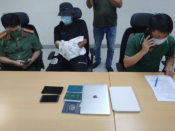 Korean drug tycoon Kim Hyung-ryul was arrested in Ho Chi Minh City, Vietnam on July 17 and sent to Korea on July 19. Forged passports were found in Kim’s residence. [NATIONAL POLICE AGENCY]