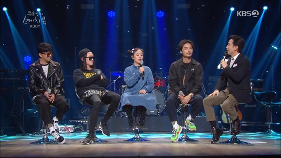 Singer and producer You Hee-yul, right, hosts his music program ″You Hee-yul's Sketchbook″ in 2019 featuring indie band Adoy. [KBS]