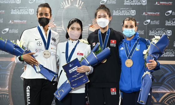Song Se-ra, second from left, poses next to silver medalist Alexandra Ndolo of Germany, far left, and bronze medalists Vivian Kong of Hong Kong, second from right, and Rossella Fiamingo of Italy on Monday at the 2022 Fencing World Championships in Cairo, Egypt.  [KOREAN FENCING FEDERATION]