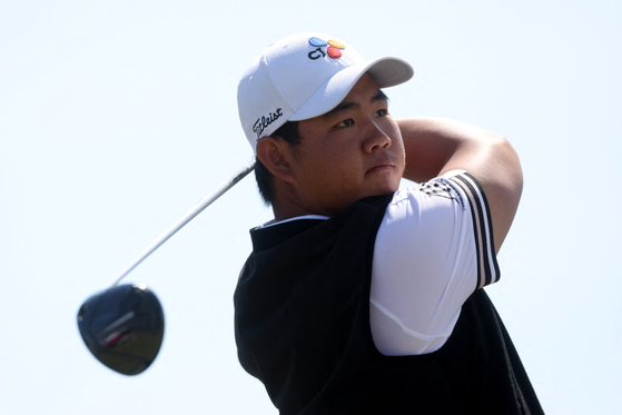 Kim Joo-hyung in action during the third round of The 150th Open Championship at The Old Course in St Andrews, Scotland on Saturday. [REUTERS/YONHAP]