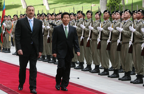 President Roh Moo-hyun, right, and Azerbaijan President Ilham Aliyev, left, enter the presidential palace together in Baku on May 11, 2006. [YONHAP]