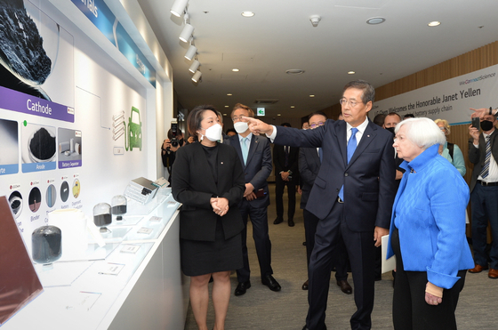 LG Chem CEO Shin Hak-cheol explains the company's battery material business to U.S. Treasury Secretary Janet Yellen at LG Sciencepark in Gangseo District, western Seoul, Tuesday. [LG CHEM] 