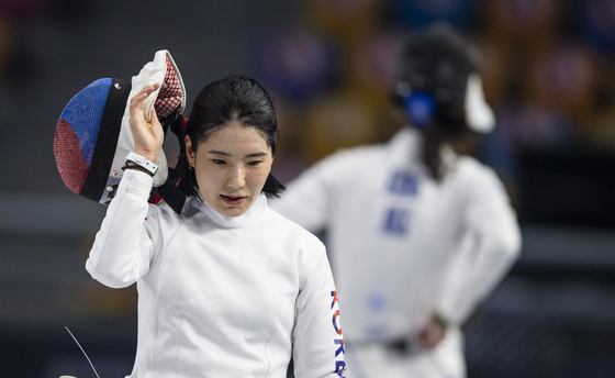 Song Se-ra in action against Vivian Kong of Hong Kong during their women's épée semifinal match at the Fencing World Championships, in Cairo, Egypt on Monday. [EPA/YONHAP]