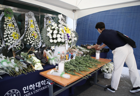 Students at Inha University in Michuhol District, central Incheon pay their respects at a memorial altar dedicated to a female classmate discovered dead on campus early Friday in a suspected case of sexual assault and murder. [YONHAP]