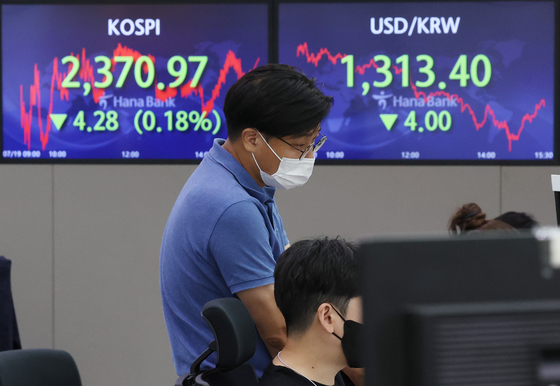 A screen in Hana Bank's trading room in central Seoul shows the Kospi closing at 2,370.97 points on Tuesday, down 4.28 points, or 0.18 percent, from the previous trading day. [YONHAP]