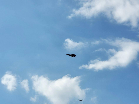 A domestically developed KF-21 fighter jet is seen in the air above the 3rd Flight Training Wing of the Air Force base in Sacheon, South Gyeongsang, Tuesday. [YONHAP]
