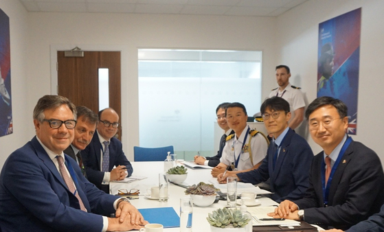 Vice Defense Minister Shin Beom-chul, far right, meets for talks with British Minister for Defense Procurement Jeremy Quin, far left, at the Farnborough International Airshow in Britain on Tuesday. [YONHAP]