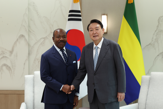 President Yoon Suk-yeol and President Ali Bongo Ondimba shake hands during a photo session at the presidential office in Yongsan, central Seoul, on Wednesday. [PRESIDENTIAL OFFICE]