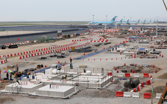 Incheon International Airport Corporation made public Wednesday the progress made on expansion of Terminal 2, including an additional runway. The construction, which is half complete, began in November 2017 and will be completed by 2024. A total of 4.8 trillion won ($3.6 billion) is being invested. [YONHAP]