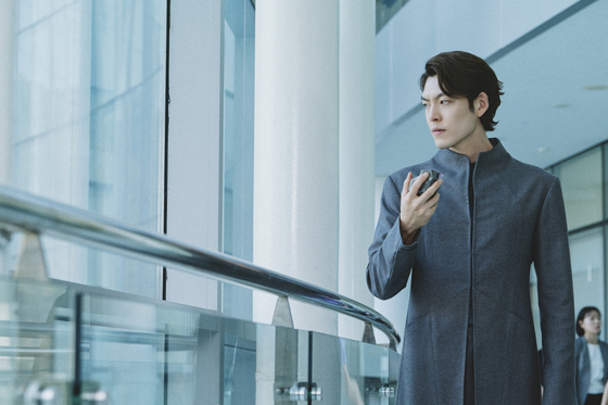 Kim Woo-bin as the guard who locks up alien prisoners inside human bodies and captures them if they manage to escape across timelines in "Alienoid Part 1." [CJ ENM]