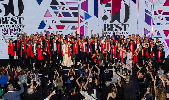 The culinary talents honored at this year's World's 50 Best Restaurant's list pose for a photo onstage in London after the award ceremony on Monday. [WORLD'S 50 BEST RESTAURANTS]