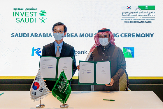 Export-Import Bank of Korea head Bang Moon-kyu, left, poses for a photo with Ziad T. Al-Murshed, chief financial officer of Aramco, after signing a memorandum of understanding in January. [EXPORT-IMPORT BANK OF KOREA]