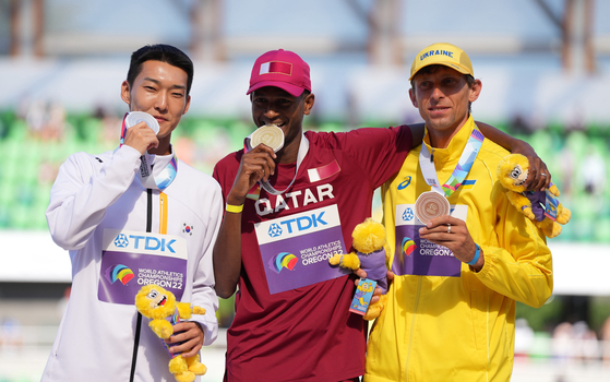Silver medalist Woo Sang-hyeok of Korea, left, poses with gold medalist Mutaz Essa Barshim of Qatar and bronze medalist Andriy Protsenko of Ukraine during the medal ceremony for the men's high jump at the 2022 World Athletics Championships in Eugene, Oregon on Monday. Woo is the first Korean athlete ever to win a silver medal in any event at the World Championships.  [XINHUA/YONHAP]