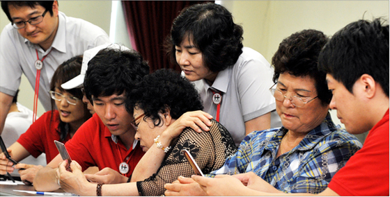 People are learn how to use digital services through a program run by KT [JOONGANG PHOTO]