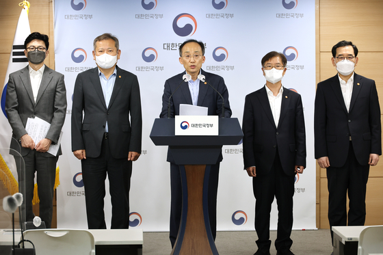 From left, ustice Minister Han Dong-hoon and Interior and Safety Minister and Lee Sang-min, Finance Minister Choo Kyung-ho, Employment and Labor Minister Lee Jung-sik and Trade, Industry and Energy Minister Lee Chang-yang issue a statement condemning the DSME strike at the government complex in Seoul on Monday. [YONHAP]