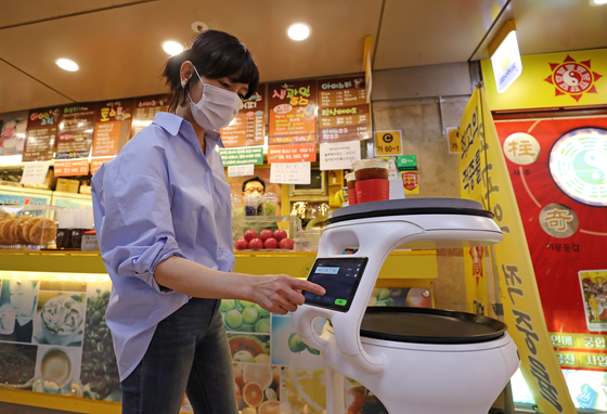 A robot serving coffee demonstrated in Daejeon in October last year [YONHAP]