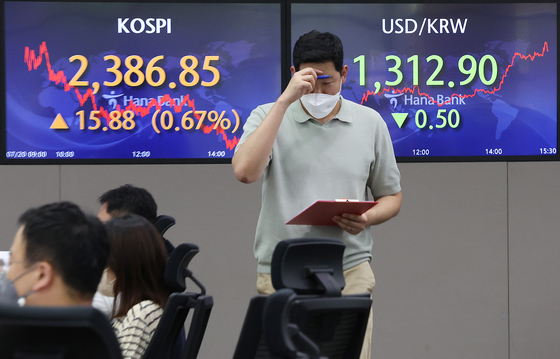 Un écran dans la salle des marchés de Hana Bank dans le centre de Séoul montre le Kospi clôturant à 2 386,85 points mercredi, en hausse de 15,88 points, ou 0,67 %, par rapport au jour de bourse précédent. [YONHAP]