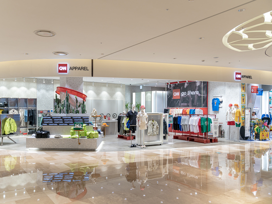 Un magasin CNN Apparel au Lotte World Mall à Jamsil, dans le sud de Séoul [CNN APPAREL]